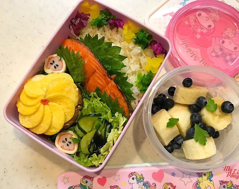 #今日のお弁当 
#鮭弁
お好み焼き(卵のお花のせ)
チーズと蟹カマのりんご
胡瓜の酢の物|chikasdayさん