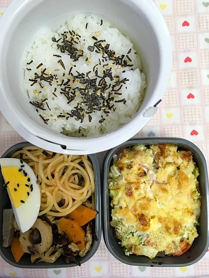 Snapdishの料理写真:6月7日息子弁当
サーモンマヨ焼き (トマト玉ねぎピーマン)  ひじきの煮物  明太子パスタ|オリーブさん