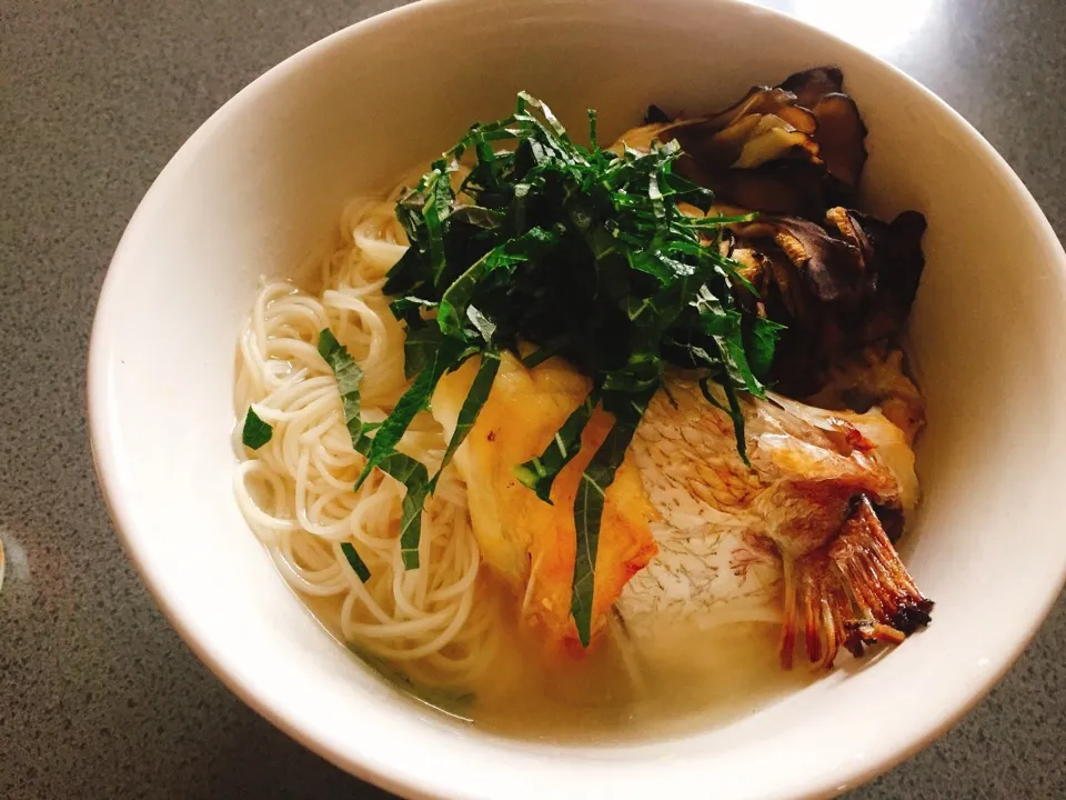 Snapdishの料理写真:鯛出汁素麺#南関素麺#超高級素麺#冥土のみやげ#ババア喜ぶ。#祝グルテン不耐性脱出#食ってやる小麦#かかってこいグルテン#美味いよグルテン#素麺2年ぶり#やったー|松澤美穂さん