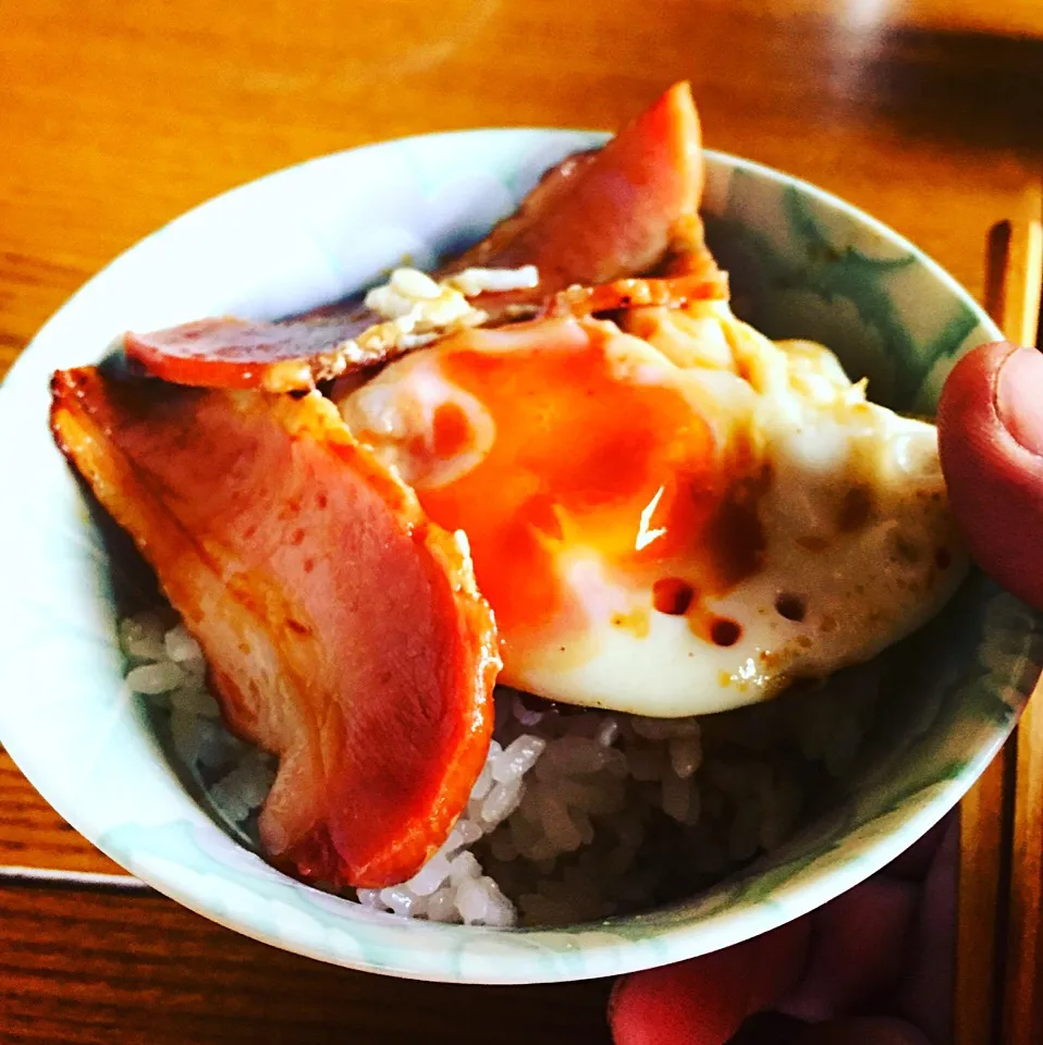 ベーコンエッグと白飯🍚🍳|ラー山さん