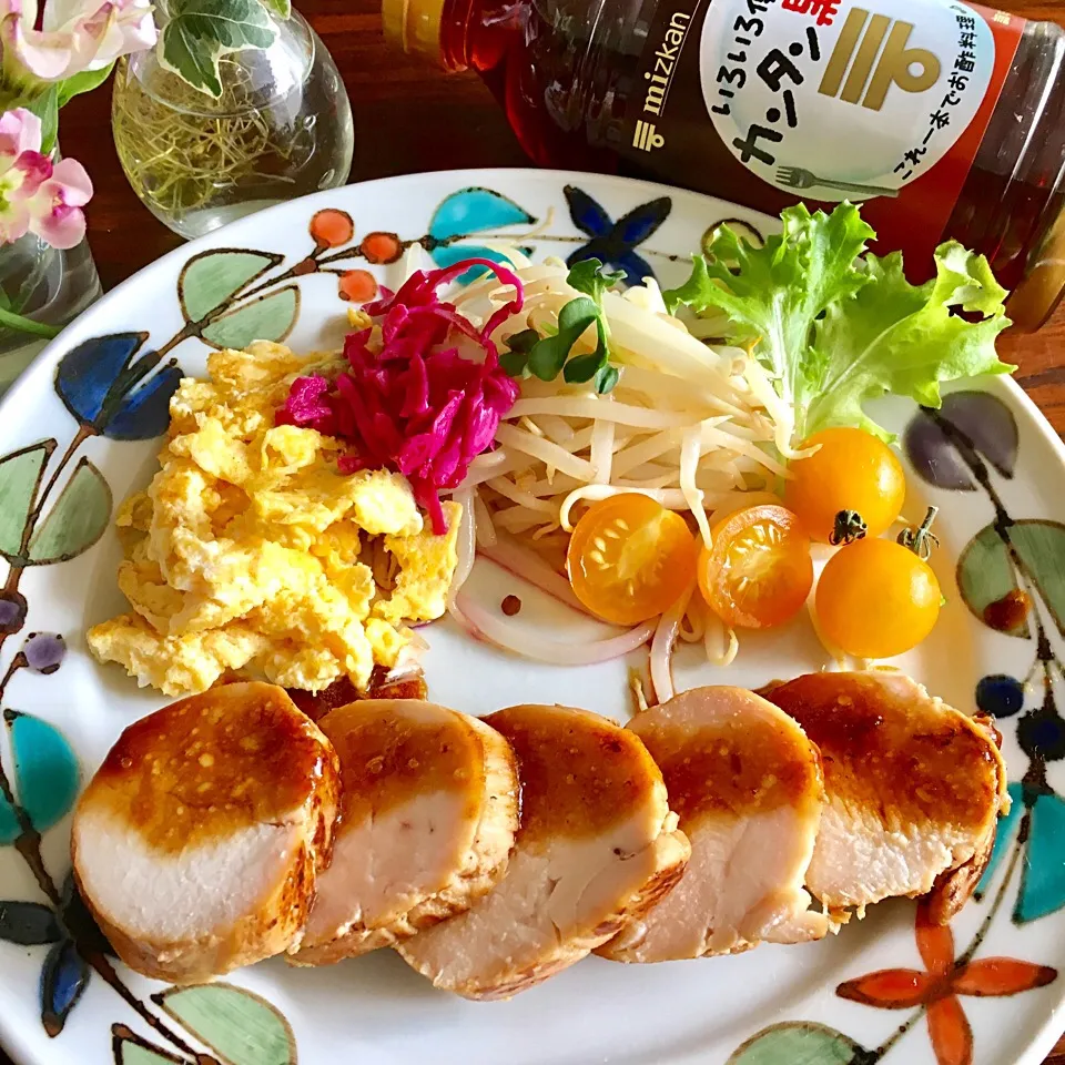 鶏むね肉黒酢煮
塩麹を漬けおいた鶏むね肉
タコ糸で、形を整え
フライパンで、焼き目をつけます
 そこへ、酒、黒酢を入れて
火を通します
出来た肉を、取り出し
汁を煮詰め、ソースにしました
完食の美味しさ‼️|ゆかモンさん