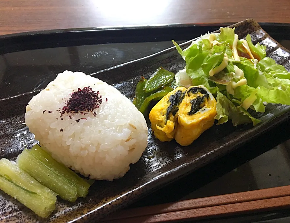 単身赴任の朝ごはん🌅☀️
海苔入り玉子焼き  
ピーマン炒め
サニーレタス
野沢菜漬   
とろろ昆布と海苔のお汁|ぽんたさん