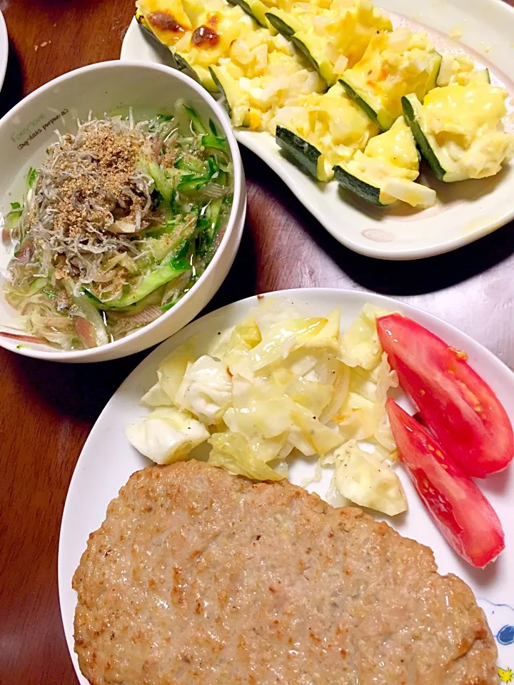 ズッキーニのチーズ焼き   茗荷と胡瓜🥒の酢の物    生協の草履のようなハンバーグ|掛谷節子さん