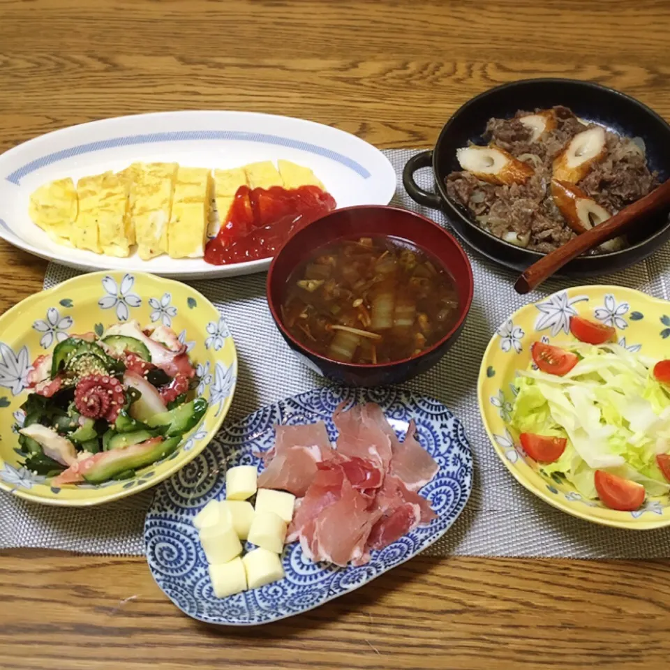 プレーンオムレツ・ちくわと牛肉の煮物・サラダ・具沢山お味噌汁・タコの酢の物・生ハムとチーズ|美也子さん