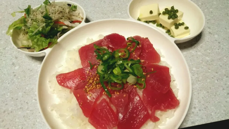 マグロ丼、コンビニカット野菜のサラダ、自家製山椒の実の塩漬けをクリームチーズに乗せてオリーブオイル垂らしました。|あまねさん