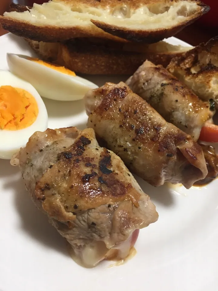 漢の朝からトマトとチーズの大葉豚肉巻き#漢の朝ごはん|Koutarou Matsuuraさん