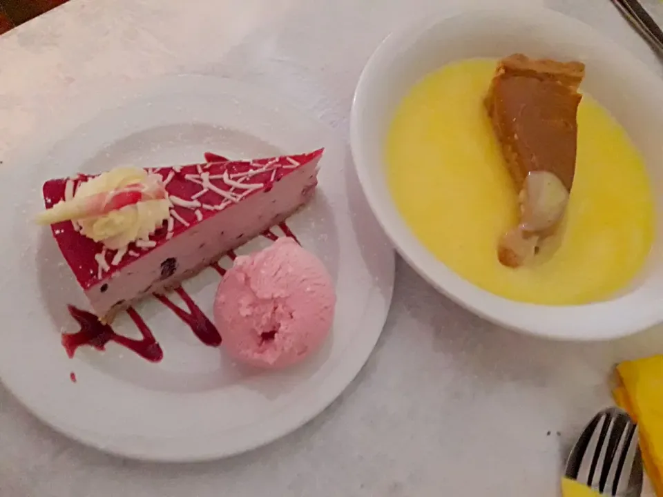 Mix berry cheese cake & Apple pie with custard .  🍒🍓🍎🍏|Heartさん