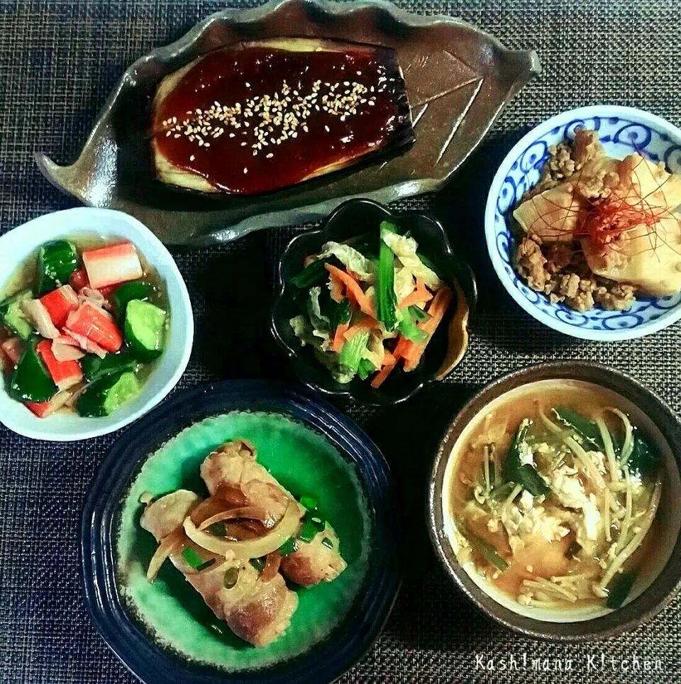 今日の夜ご飯☺🍴
●エノキとニラの肉巻き＆オニオンソテー(黒酢醤油煮)
●たっぷり野菜のキムチスープ
●小松菜と人間と油揚げのお浸し
●竹の子と挽肉の中華炒め
●米茄子の田楽(手作り田楽味噌)
●カニカマとキュウリのごま油ポン酢|Kashimanakitchenさん