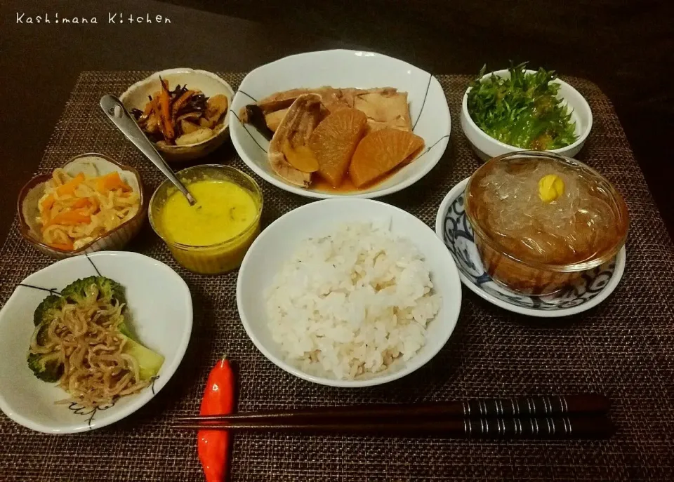 Snapdishの料理写真:冷蔵庫の残り物で、ある日の夜ご飯☺🍴
●ブロッコリーとちりめんジャコの炒め物
●ところてん
●サラダ＆パンプキンと豆乳の冷製スープ
●ぶり大根
●ひじき＆切り干し大根|Kashimanakitchenさん