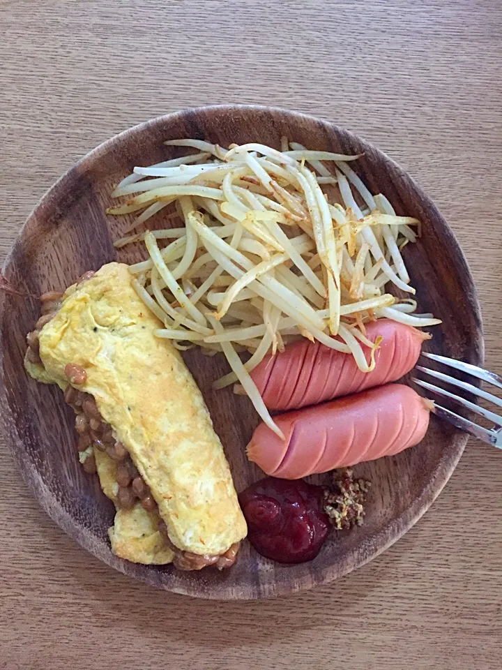 1人ご飯はこんなもん
もやし炒め・フランク・納豆オムレツ
 
#手抜きご飯|2493さん