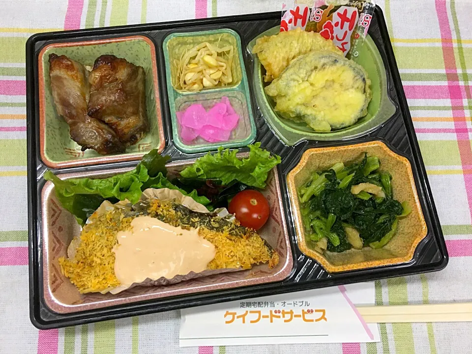 Snapdishの料理写真:サーモンのハーブパン粉焼き 日替わり弁当 豊川市宅配|Naokazu Kuritaさん