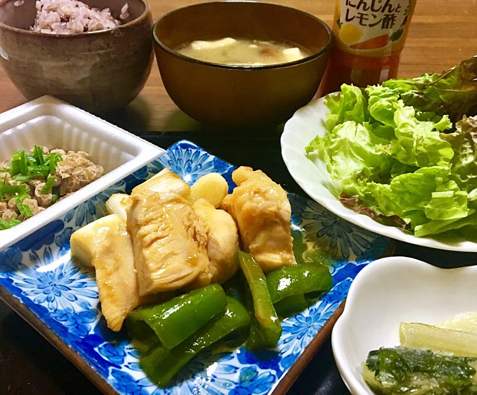 Snapdishの料理写真:単身赴任の晩ごはん🌌🌙⭐
焼き鳥 ―{}@{}@{}-   ←ﾔｷﾄﾘ 
ネギ、ピーマン
サラダ（キユーピーテーブルビネガー ニンジンとレモン酢）
納豆（ネギ、辛子、醤油）
きのこ汁🍄
黒米麦ご飯
野沢菜漬|ぽんたさん