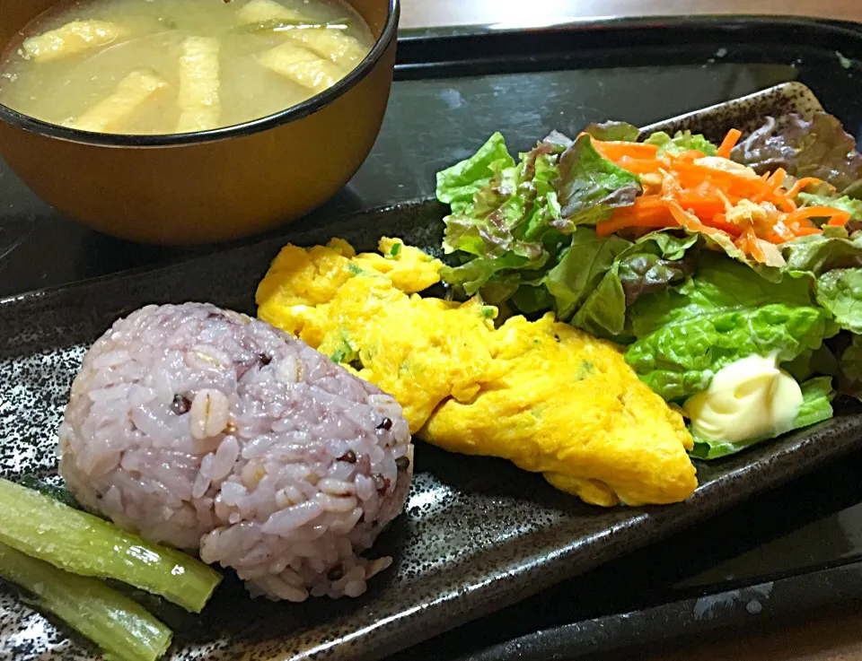 単身赴任の朝ごはん🌅☀️
ネギ入り玉子焼き🥚
サラダ
野沢菜漬
きのこ汁🍄
黒米麦ご飯
#単身赴任朝食|ぽんたさん