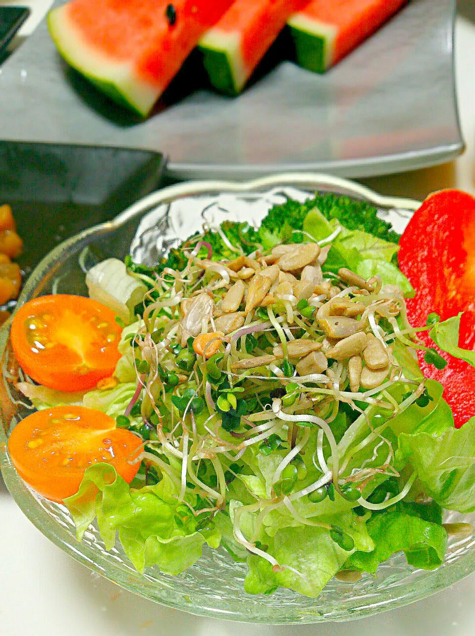 Kale sprout Salad with pumpkin seeds🍴サラダにケールスプラウトをのせてパンプキンシードをのっけたサラダ😃 #サラダ #野菜|まめさん