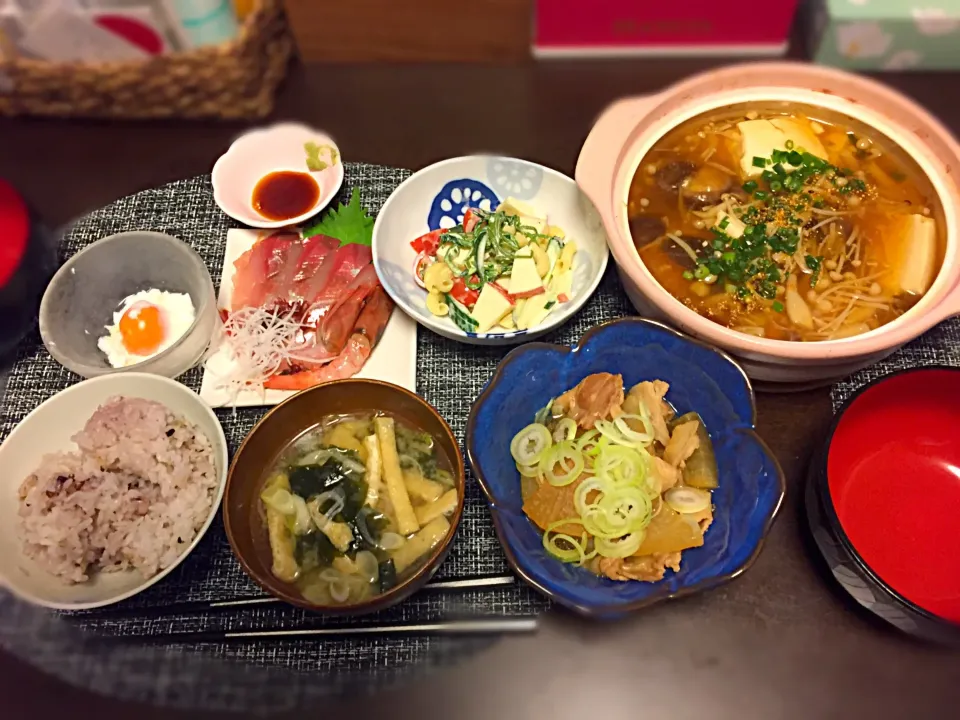 豚バラ大根と豆腐とキノコの餡かけ🍄

#豚バラ大根 
#刺身
#豆腐#きのこ #あんかけ 
#クレソン #りんご🍎 #柚子胡椒 サラダ
#味噌汁|maenanaさん