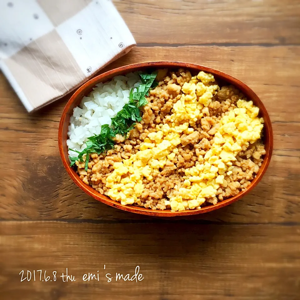 今日のおべんと
☻︎#三色丼
鳥ひき肉、卵、かぶの甘酢漬け
彩りに大葉|えみぃさん