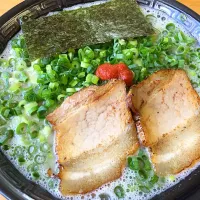 Snapdishの料理写真:豚骨ラーメン|misakingさん