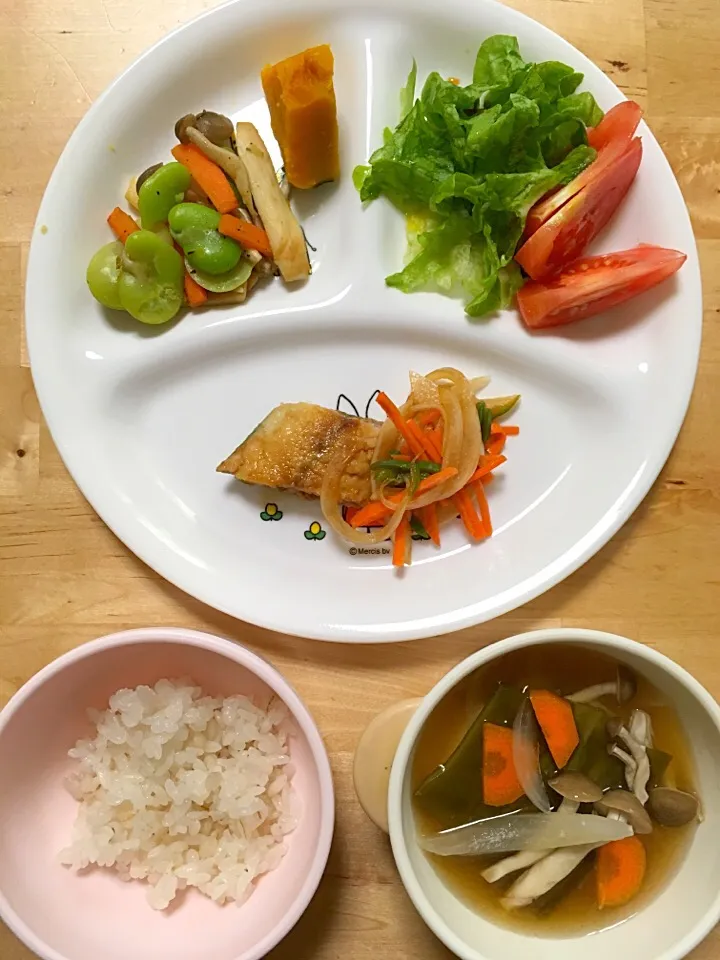 生野菜サラダ、かぼちゃ、そら豆ときのこの炒め物、塩さば南蛮漬け、ごはん、お味噌汁|つきこさん