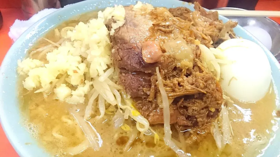 ラーメン富士丸 神谷本店 の 富士丸ラーメン―麺少な目＋生玉子(麺少な目サービス)＋ニンニク＋アブラちょい(別皿)＠志茂、王子神谷、赤羽17075|大脇さん