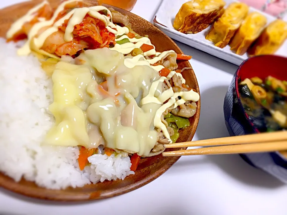 デブ飯。笑
女の一人暮らし
卵が余ったので卵焼きも。
野菜炒めとキムチとチーズ|あかりさん