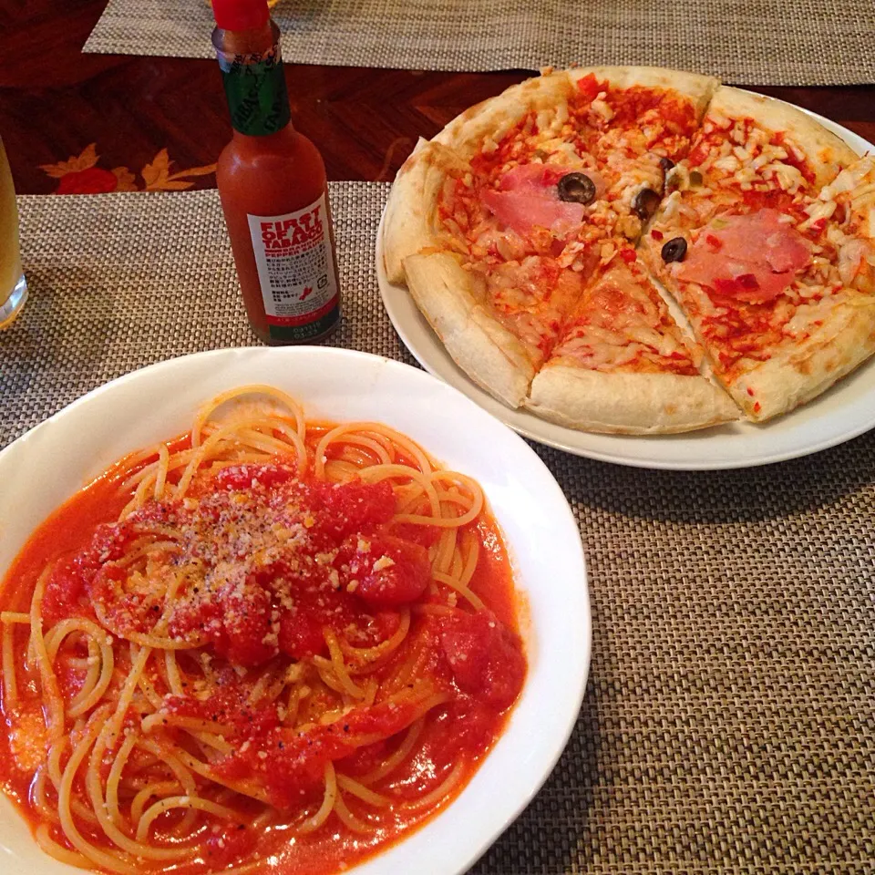 モッツァレラとバジルのトマトソースパスタとミックスピッツァ|ちゃたままさん