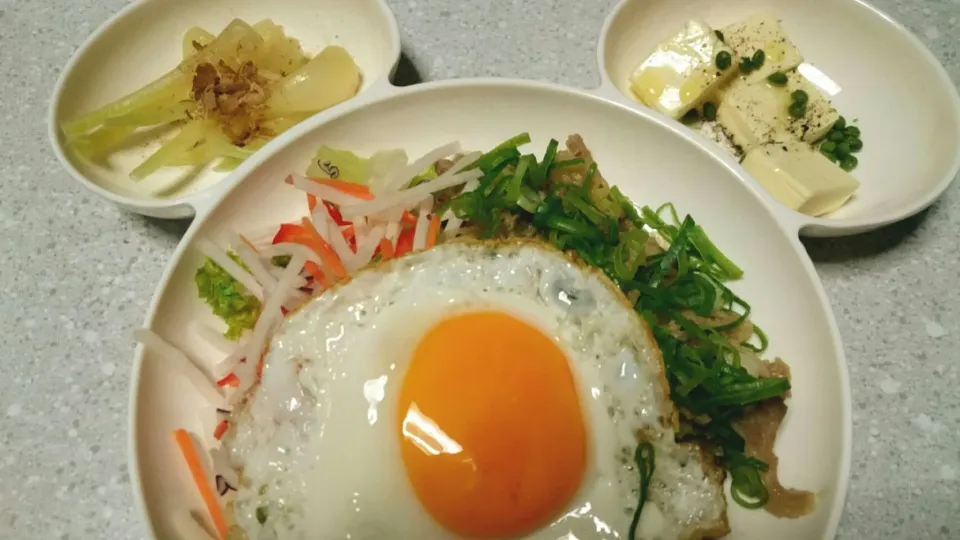 Snapdishの料理写真:つくおきの豚肉の生姜味噌煮
半分は昨日の残りのコンビニサラダ
目玉焼き
島らっきょう
山椒実のの塩漬けチーズ|あまねさん