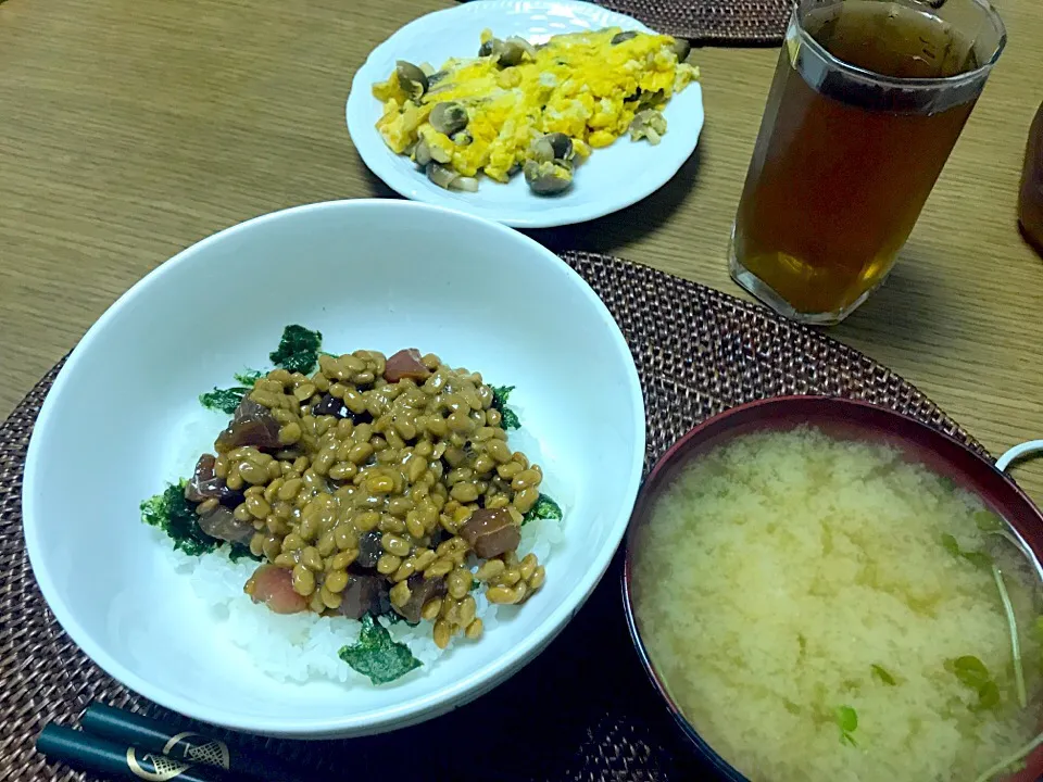 マグロ納豆丼としめじ入りオムレツ、豆苗と豆腐の味噌汁|TonyYamadaさん