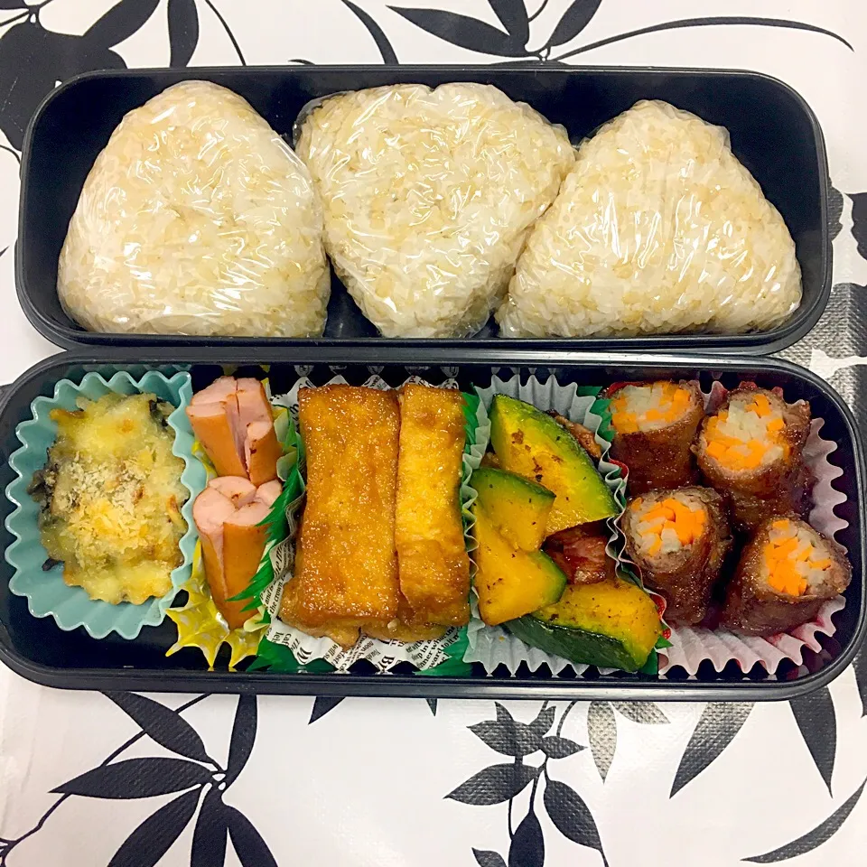 息子のお弁当 牛蒡と人参の牛肉巻き かぼちゃとベーコン巻きバターソテー 厚揚げ お花ウィンナー ひじきのグラタン 
玄米おにぎり|keitakumamaさん