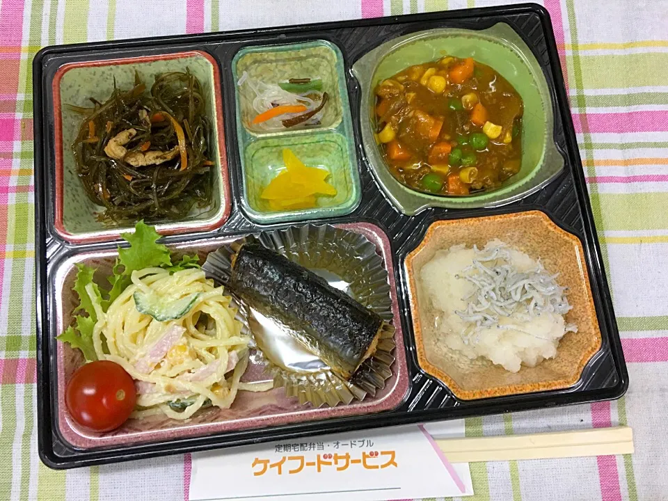 Snapdishの料理写真:秋刀魚の塩焼き 124kcal 塩分0.6g
キーマカレー 134kcal 1.1g
刻み昆布の沖縄風 129kcal 3.8g
しらすおろし 13kcal 0.0g
スパゲティサラダ 122kcal 0.3g

惣菜の合計カロリー数は522kcal 塩分合計5.8g

ごはんは国産米「ゆめまつり」主体のブレンド米です|Naokazu Kuritaさん