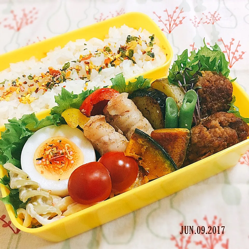 スタミナ弁当 #お弁当 #弁当 #弁当 #野菜たっぷり #常備菜 #ハンバーグ #ハンバーグ弁当|momo31omomさん