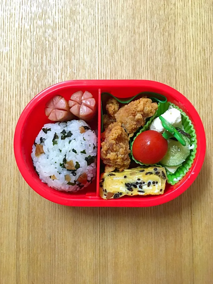 #ムスメ弁当 #ムスメご飯 

唐揚げ、ひじき煮入り卵焼き、ソーセージ、きゅうりとクリームチーズの塩昆布和え、おにぎり|mossan＠OSAKAさん