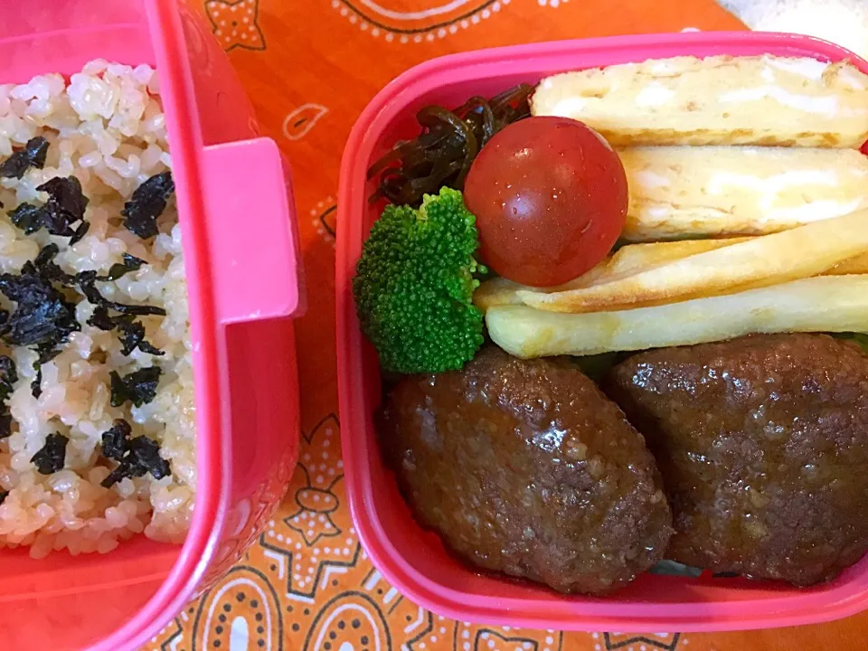 ☆6/9今日のお弁当☆〜イシイのハンバーグキャベツ敷き、だし巻き卵、煮昆布、フライドポテト、ブロッコリー、トマト〜|Satokoさん