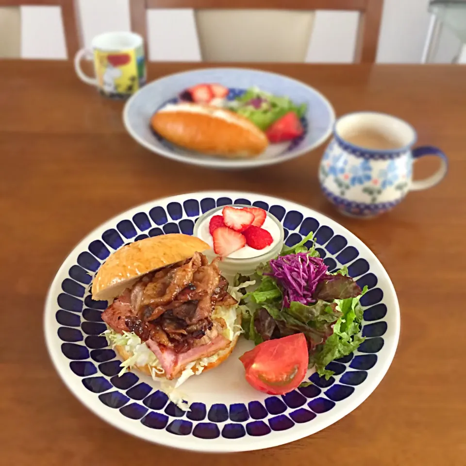 生姜焼きバーガーで朝ごはん🍔|ゆかりさん