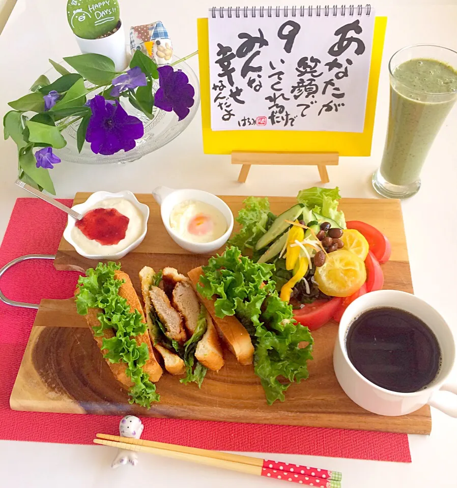 Snapdishの料理写真:朝ごはんは勝負飯( ◠‿◠ )
まな板でモーニング🤗✌️
ダブルカツサンド😋👍
グリーンサラダ🥗今日も元気玉(￣▽￣)|はみちゃんさん