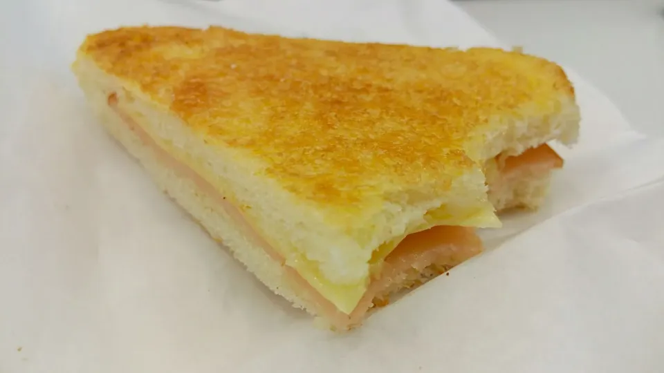 Breakfast on the Go 😉😉😉😉
😙😙😙Ham & Cheese Butter Toast😘👅👅💋👄|🌷lynnlicious🌷さん