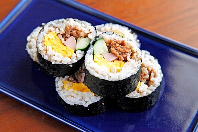 もち麦ご飯で肉味噌巻き寿司|マユマユさん