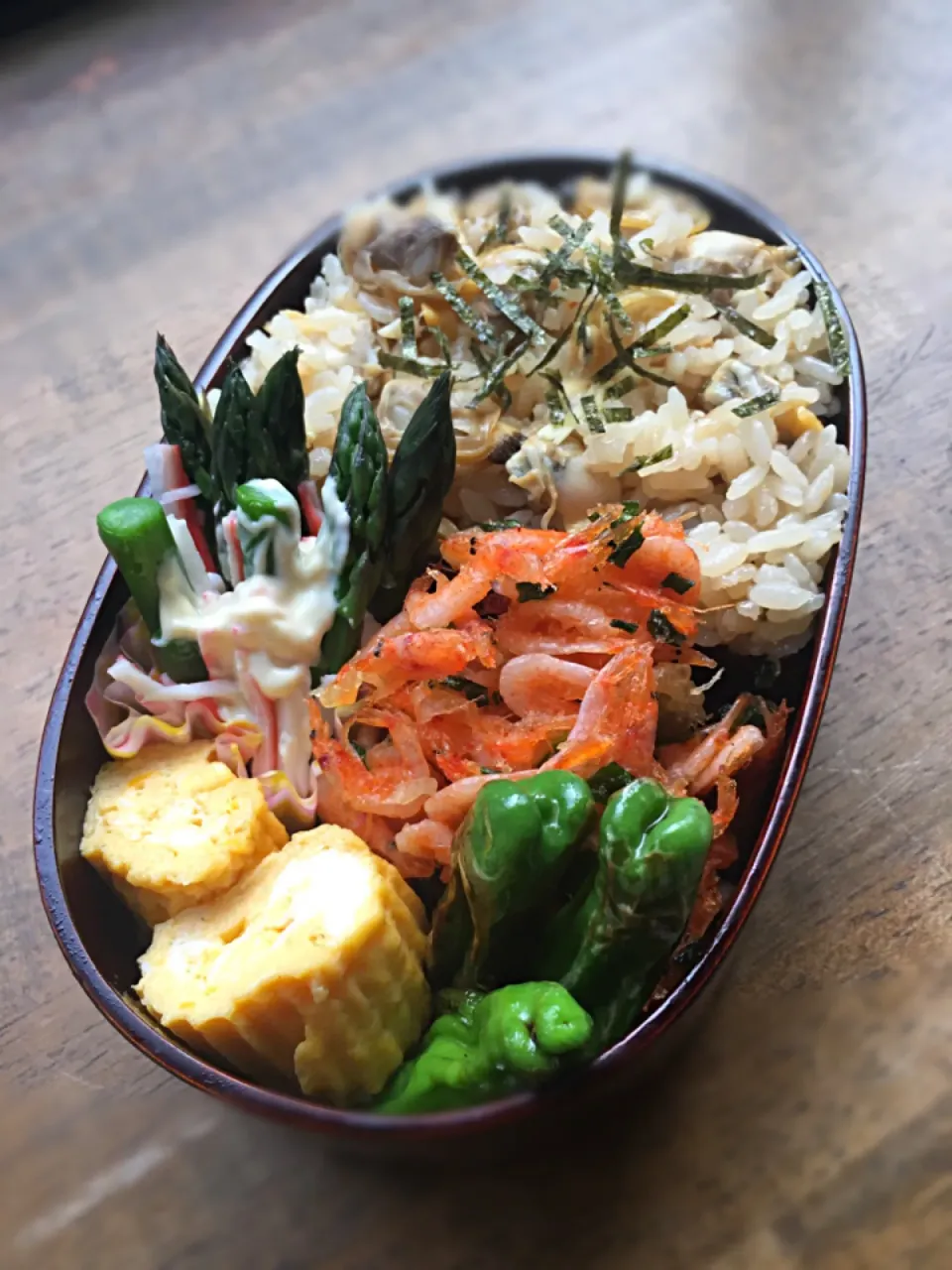 今日のお弁当
・あさりの炊き込みご飯
・桜エビのかき揚げ
・だし巻き卵
・アスパラとカニカマサラダ
・ししとう揚げ|akiさん