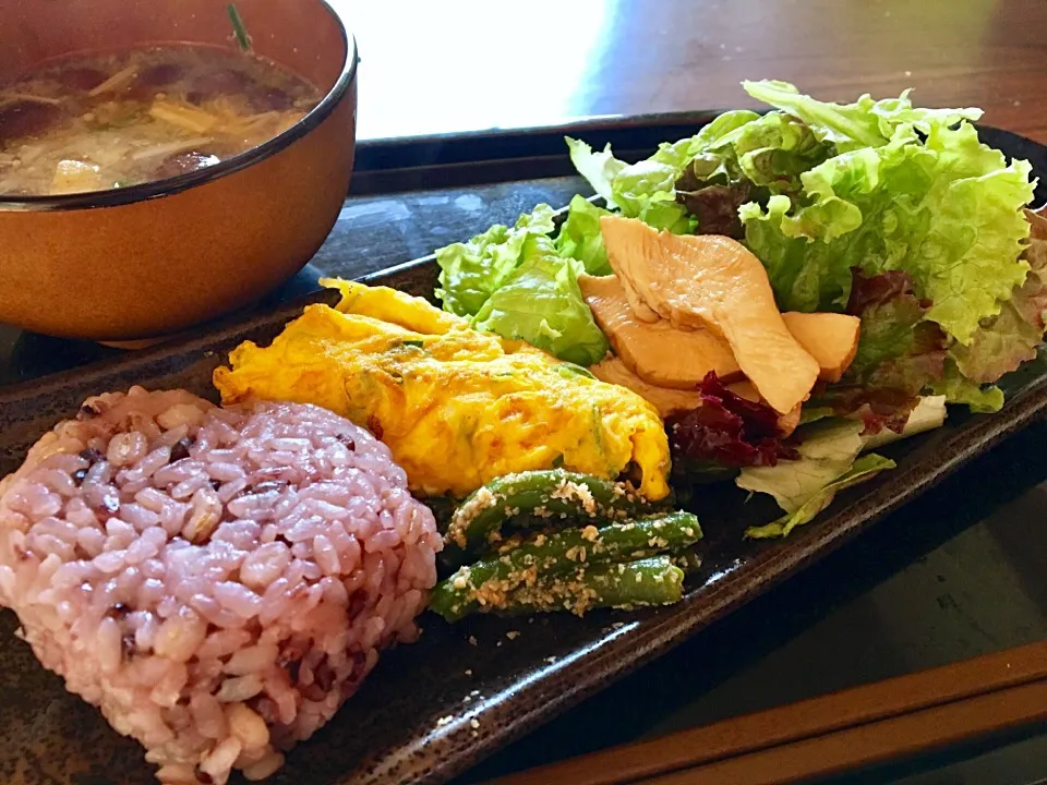 単身赴任の朝ごはん🌞☀️
ネギ入り玉子焼き
鶏ロース煮
サニーレタス
インゲン胡麻和え
きのこ汁🍄
黒米麦ご飯|ぽんたさん