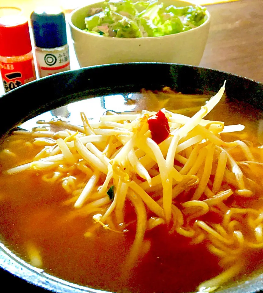 単身赴任の休日の昼ごはん☀️
何故かまた もやしラーメン🍜(・ε・)ムー|ぽんたさん