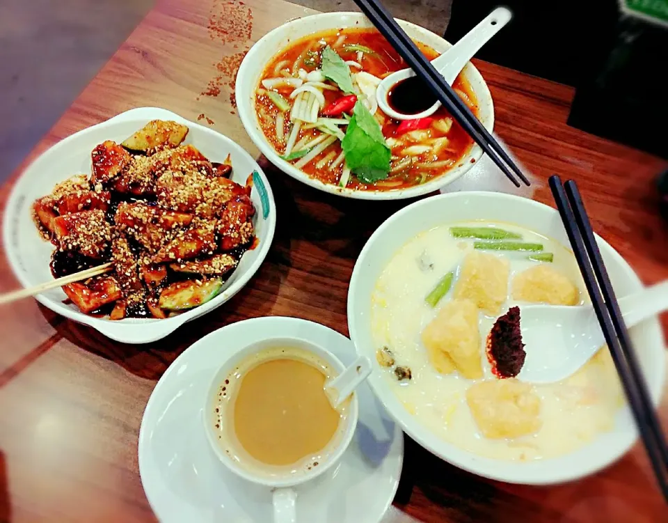 Snapdishの料理写真:lunch... #penangfood #yum #yummy #sedap #sodelicious #delicious #penang #laksa #rojak #hungry #food #fat|princessjoさん