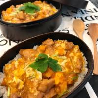 本日のおべんー 🍱親子丼
・
・
卵を落とす前に出汁に
すこしとろみをつけると
お昼になってもご飯がベチャベチャにならず
ふわふわとろとろで食べられる❤
・
・
・
白身がドゥルンってなったのが苦手な
パパのために白身と黄身を分けて
先に白身にしっかり火を通して
黄身は後から入れて
少し半熟気味にするのが
1番のこだわ