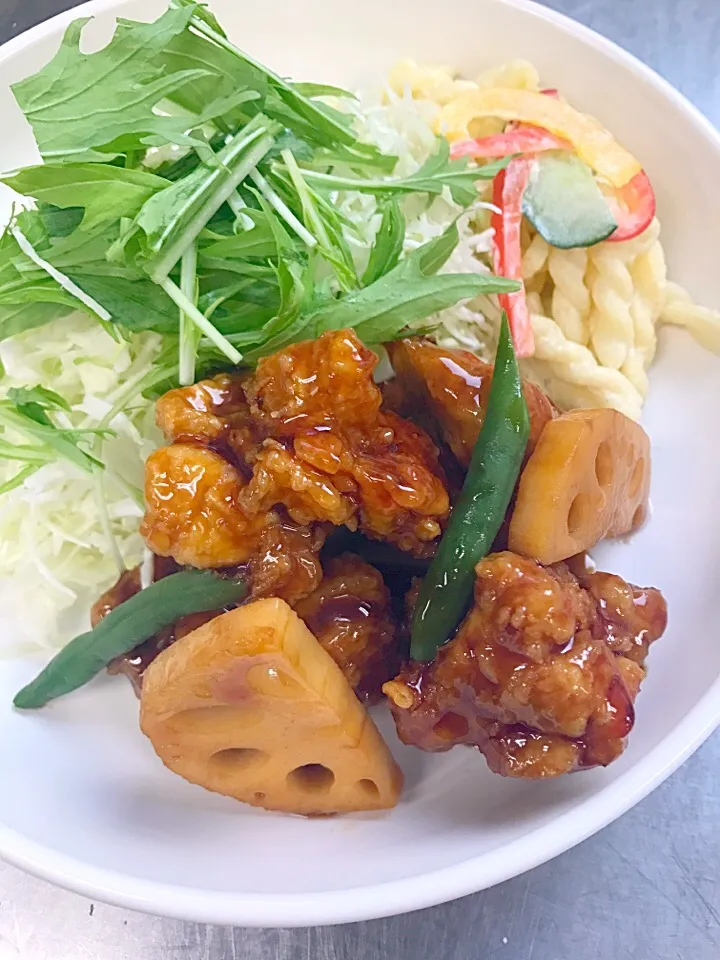 Snapdishの料理写真:揚げ鶏と蓮根の甘辛がらめ|学食おばちゃんさん