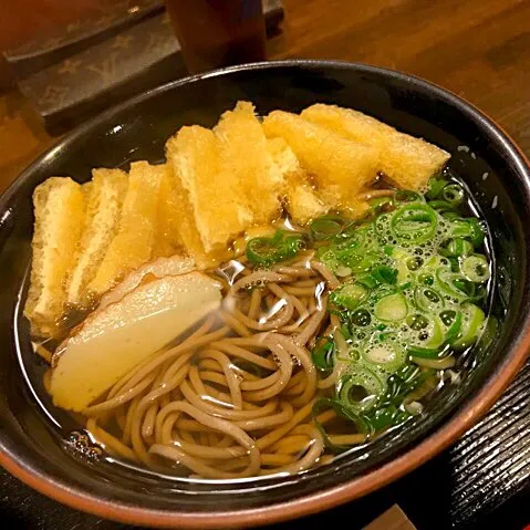 けふの昼餉は、刻んだ油揚げを掛け蕎麦に乗せた『刻み蕎麦』🍜地味にカロリー摂取を控えております🖐スタートから６キロ弱搾油完了。あと４キロが目標だけど、ココからが辛いのよね…|にゃあ（芸名）さん