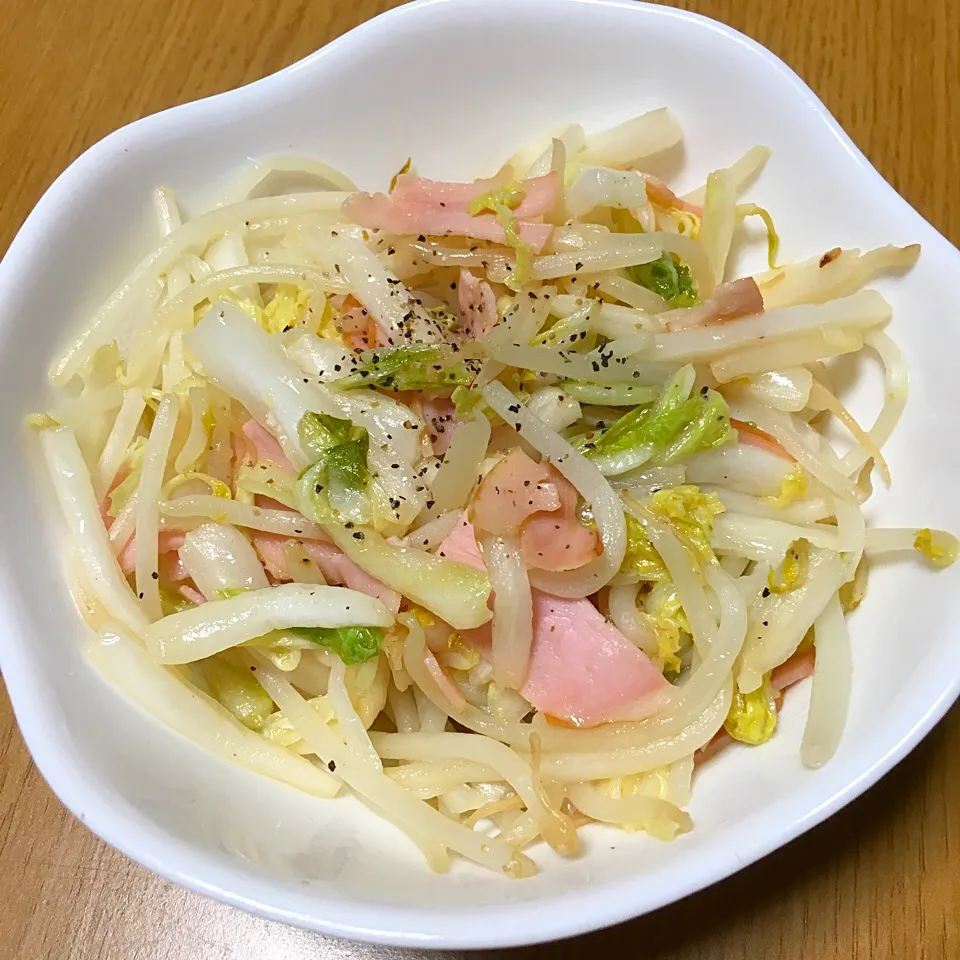 酸っぱピリ辛がやみつきの
“ハム、もやしの辣白菜炒め”|yumyum😋さん