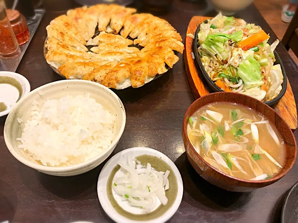 Snapdishの料理写真:円盤餃子と野菜炒め|しいたけ茶さん