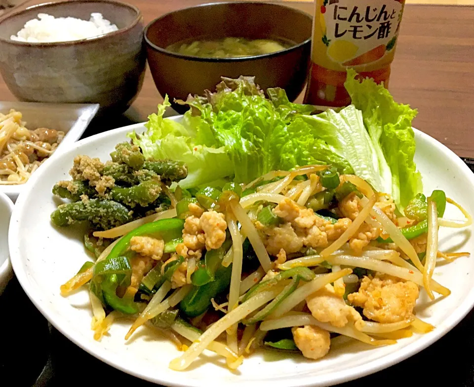 単身赴任の晩ごはん🌙.*☆。.:＊・゜
鶏ひき肉ともやし炒め
サニーレタス
インゲン胡麻和え
納豆（なめ茸、醤油）
野沢菜漬
芹えのき汁
麦ご飯|ぽんたさん