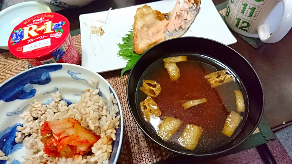 Snapdishの料理写真:納豆&鮭のかま&もやしの味噌汁|まぐろさん