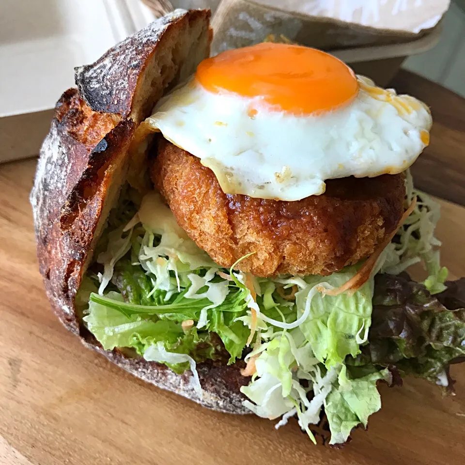 自家製松阪牛入りメンチカツと目玉焼きのチーズリュスティックサンド

#サンドイッチ弁当|ちこさん