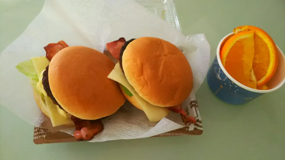 Snapdishの料理写真:ベーコンチーズバーガー弁当❤|紫音さん