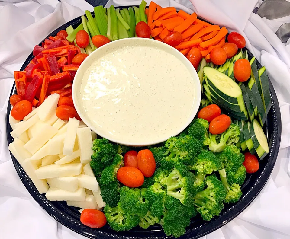 Crudite of vegetables with spicy jalapeno ranch.|Elegant eventsさん